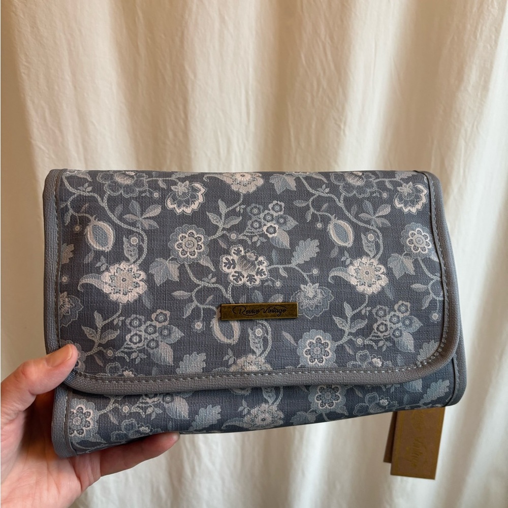 Chic Floral Travel Bag in Gray